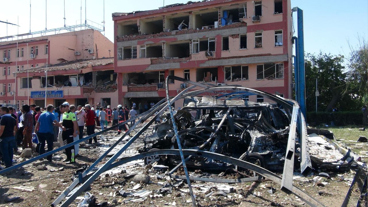 De eerste zoekactie onder het puin van een ingestort gebouw na de bomaanslag in Elazig.