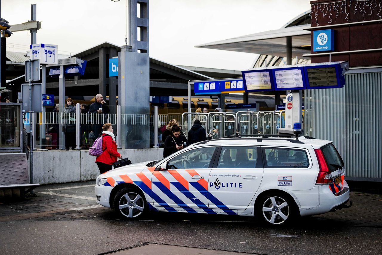 Station Zwolle werd zondagmiddag gedeeltelijk afgesloten vanwege de arrestatie van twee mannen.