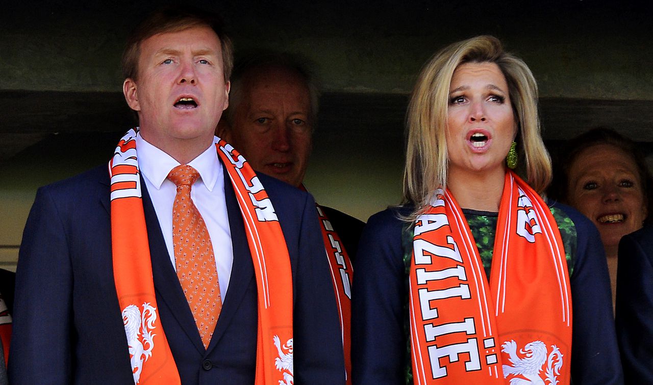 Koning Willem-Alexander en koningin Maxima zingen het Wilhelmus op de tribune bij de wedstrijd van Australie-Nederland op het WK voetbal.