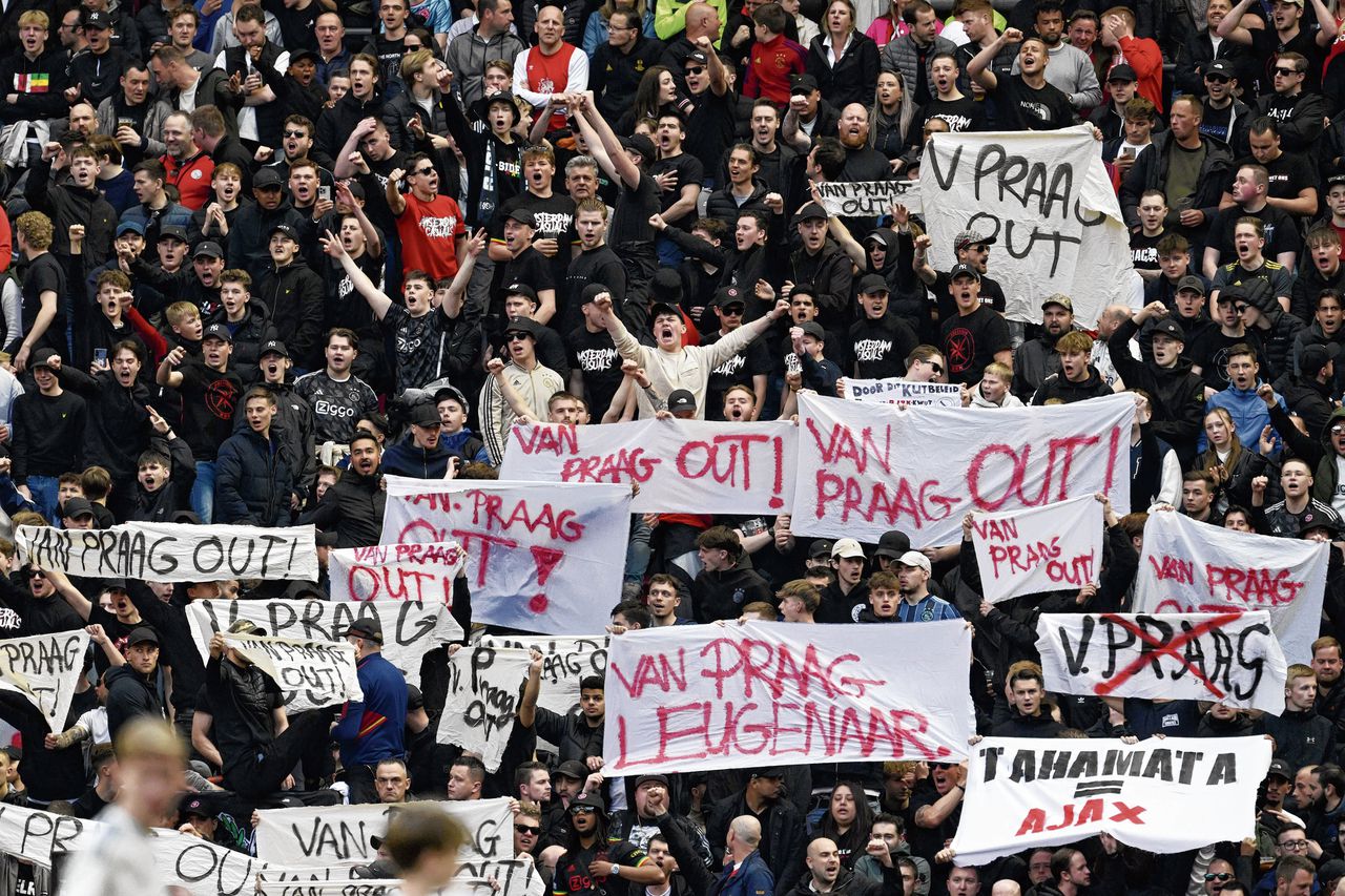 Bij Ajax gaat de bestuurscrisis aan niemand voorbij – de supporters richten zich tegen Van Praag 