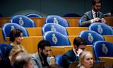 Lege stoelen van de FVD-fractie tijdens het debat over Russische inmenging in de Nederlandse politiek 