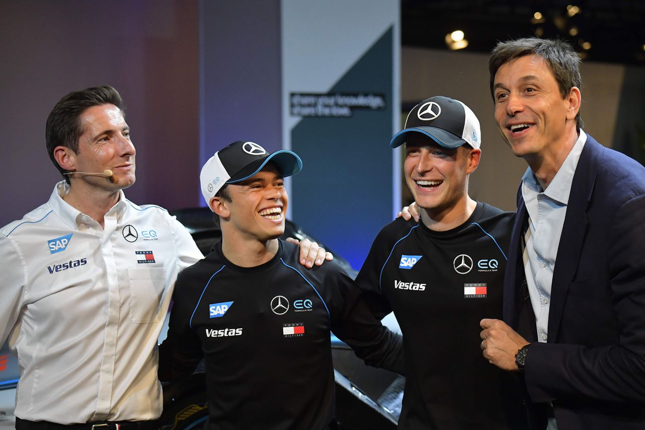 Nyck de Vries (tweede van links) eerder deze maand met Team Mercedes.