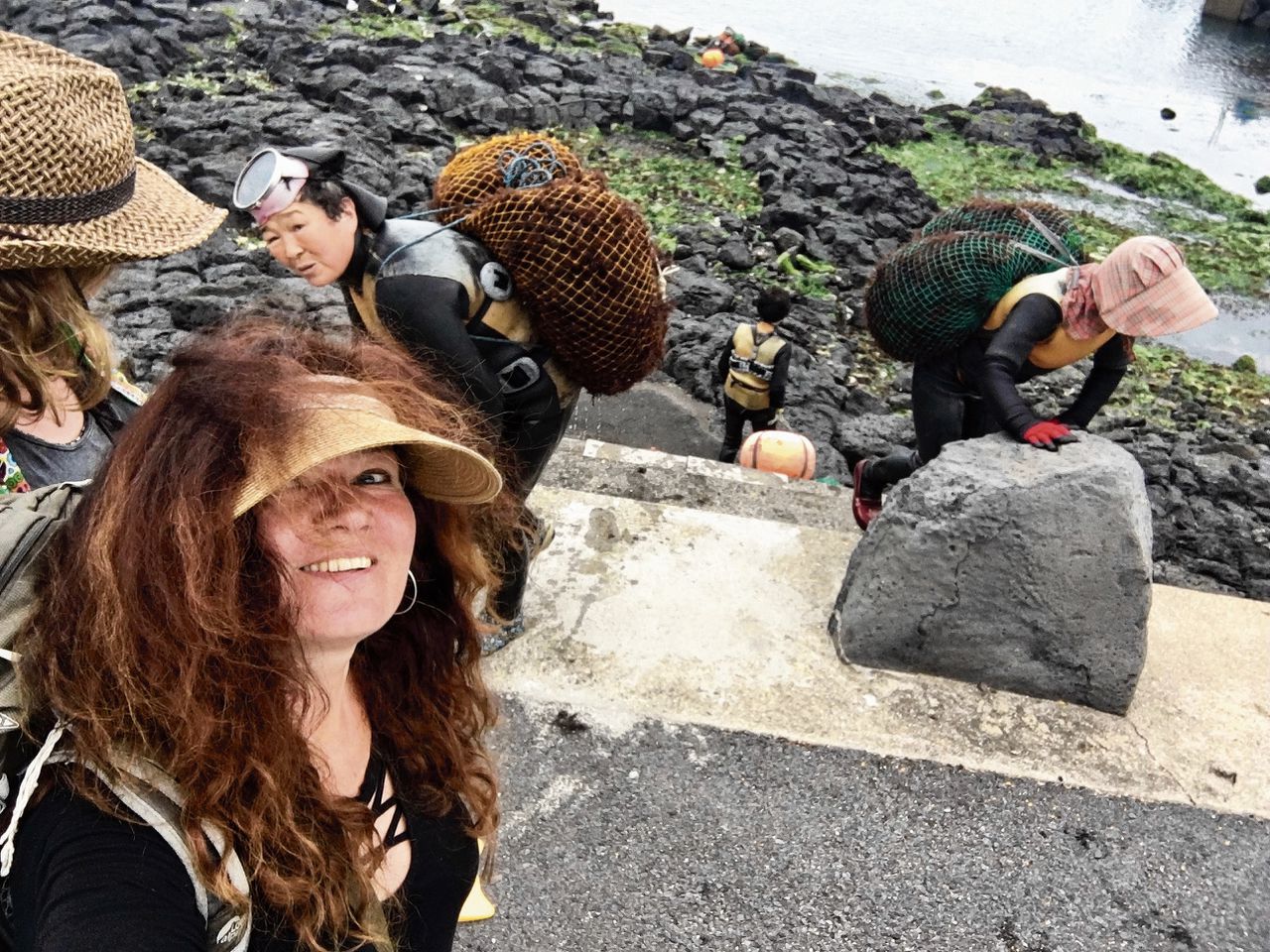Duiksters op Jeju Do klauteren met bulten van 20 kilo zeewier uit het water.