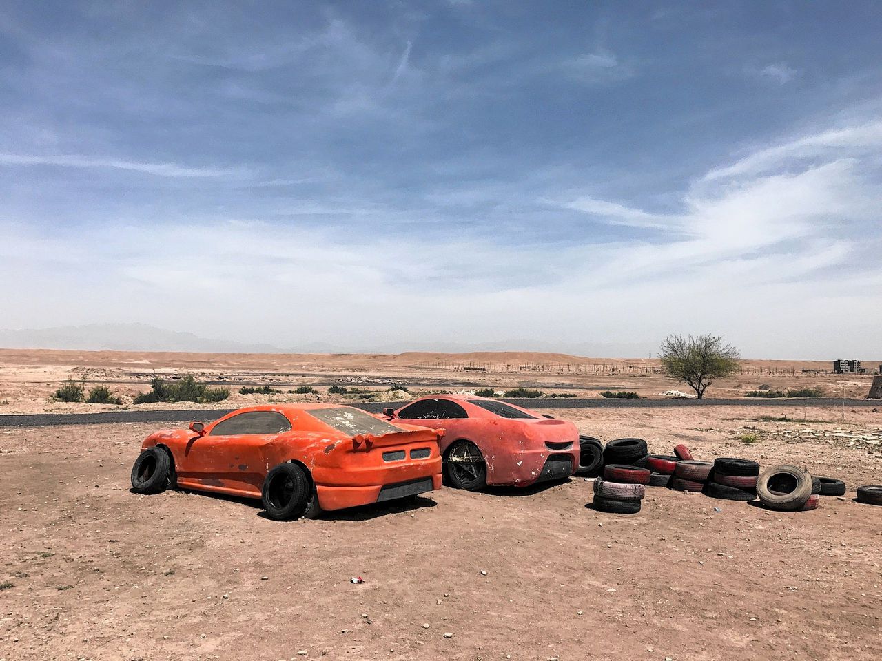 Bij de Atlas Film Studio’s in Ouarzazate, Marokko staan tal van decors die herinneringen oproepen aan grote producties. De wagens werden gebruikt bij opnames van Top Gear.