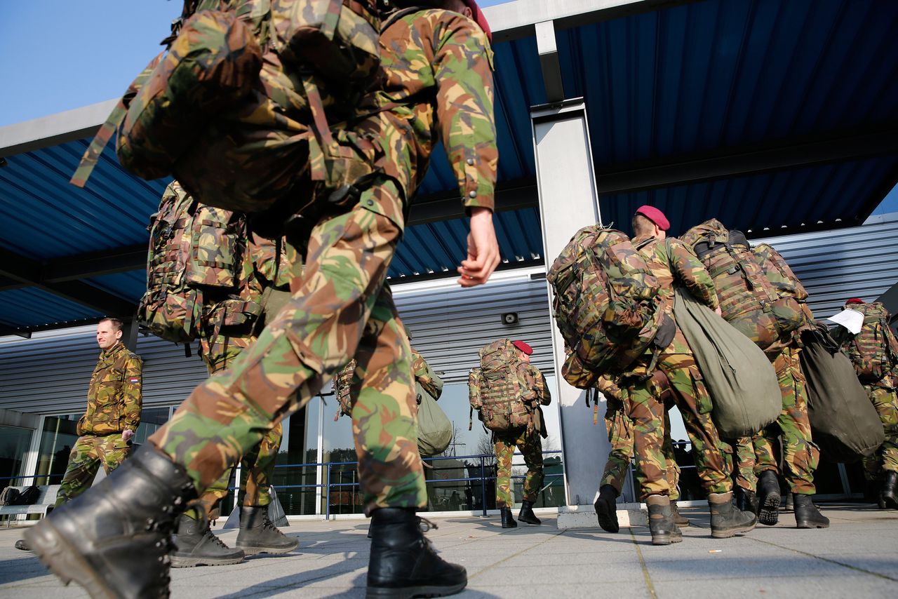 Militairen op Vliegbasis Eindhoven, tijdens een grote internationale militaire alarmeringsoefening van de Very High Readiness Joint Taskforce (VJTF) van de NAVO.