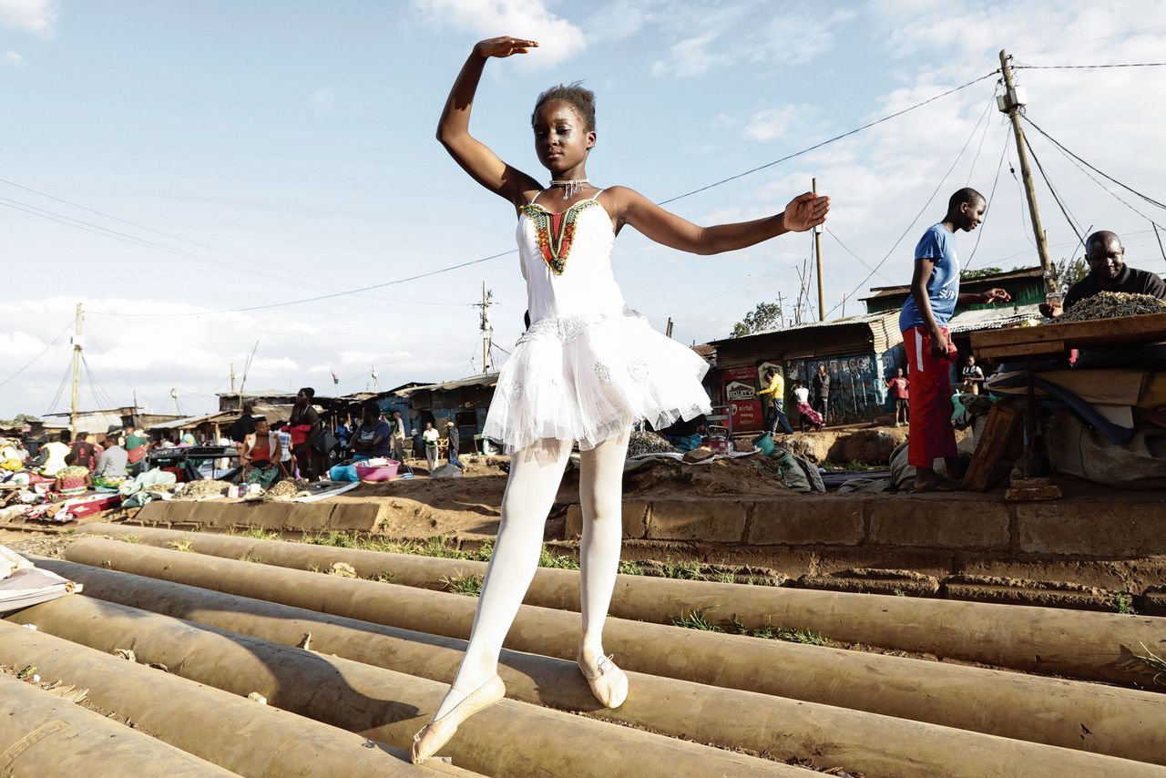 De 13-jarige ballerina Silvia Khatenje poseert tijdens een street performance in een sloppenwijk van Nairobi