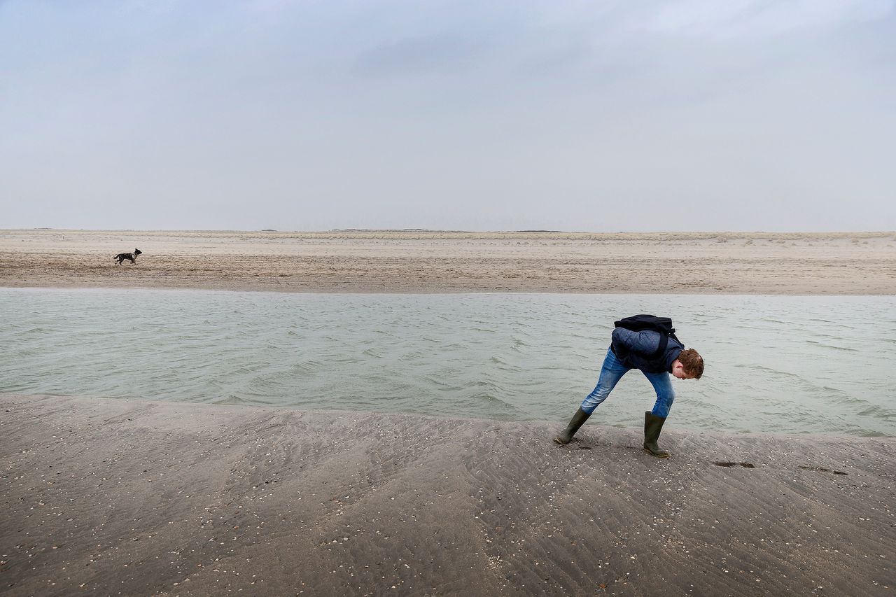 De 16-jarige Ivan van Marrewijk zoekt op het strand naar fossielen en prehistorische gebruiksvoorwerpen.