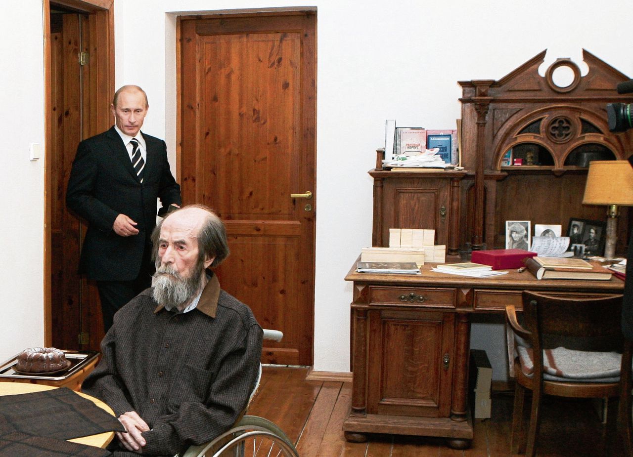 President Poetin op bezoek bij Nobelprijswinnaar Aleksandr Solzjenitsyn in 2007.