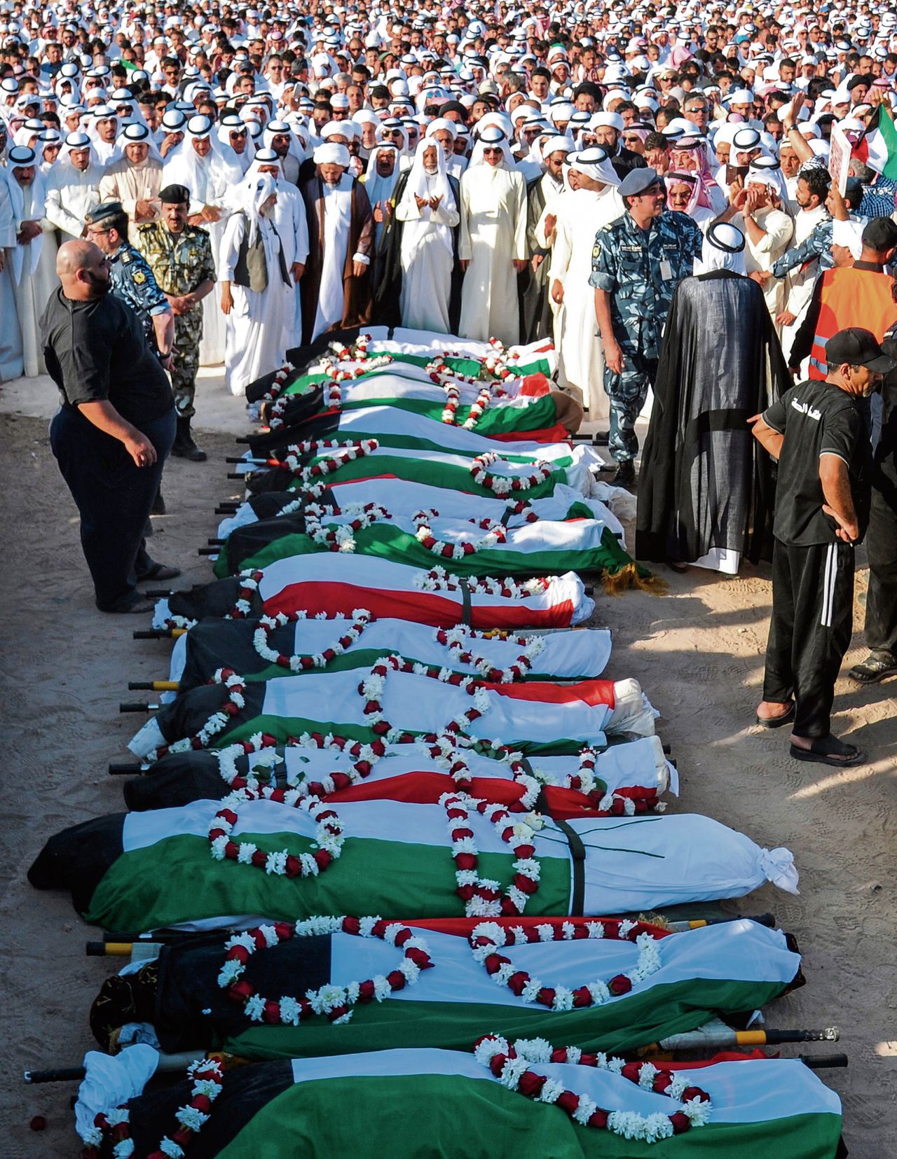 Begrafenis van slachtoffers van de zelfmoordaanslag op 26 juni in Koeweit waarbij 26 doden en ruim 200 gewonden vielen. Foto EPA
