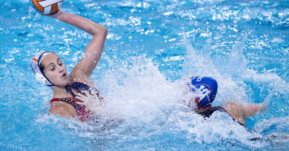 Dutch water polo players beat Spain in the final seconds of the