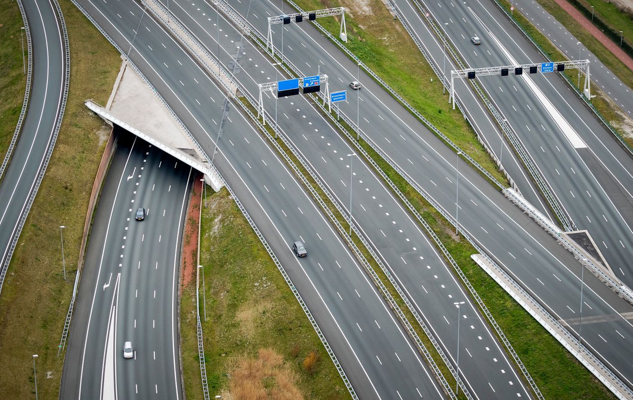 Een luchtfoto van de A1 in maart vorig jaar. Vanwege de coronacrisis reisden Nederlanders veel minder.