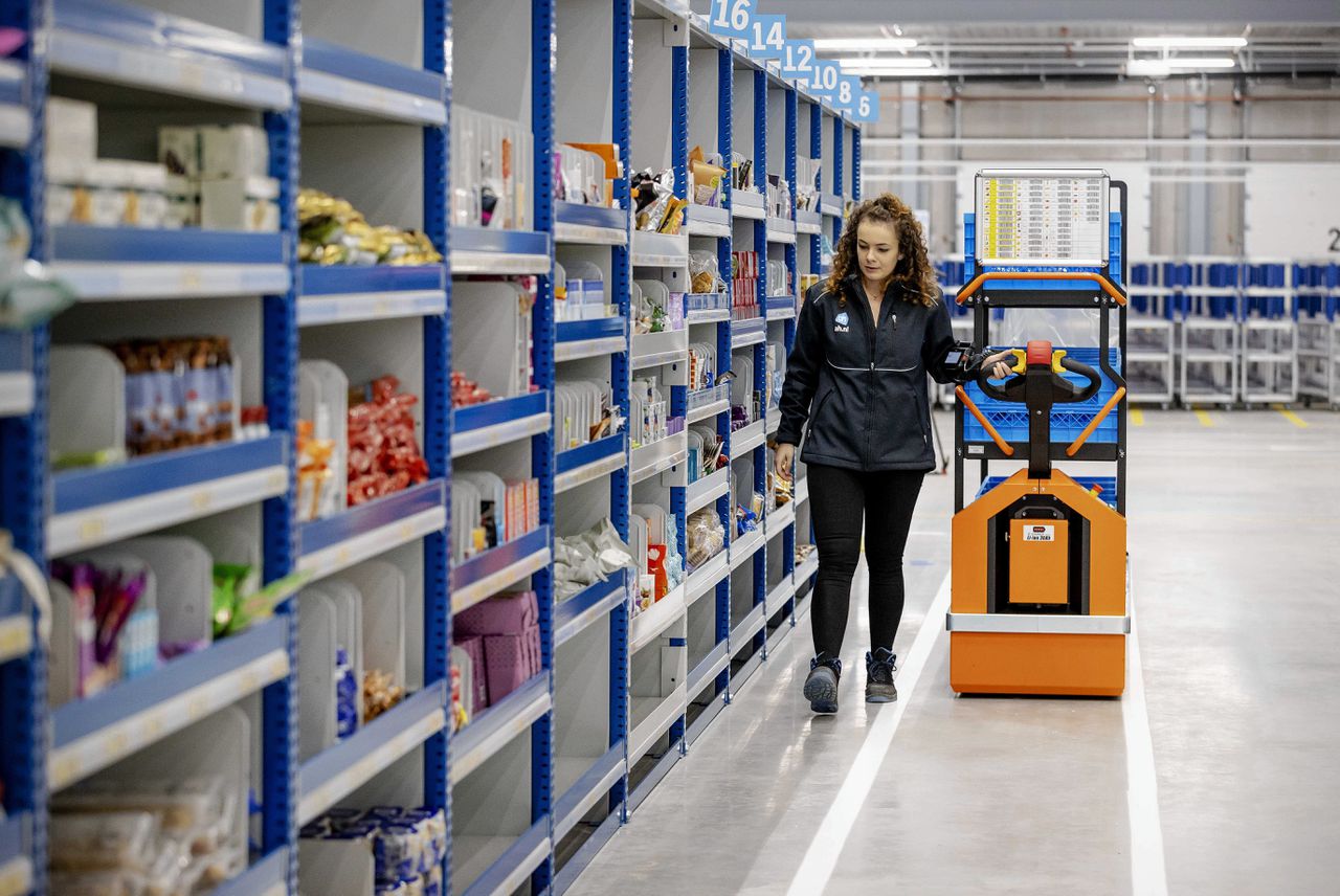 Een medewerker van Albert Heijn pakt boodschappen in die online zijn besteld, in een logistiek centrum in het Zuid-Hollandse Bleiswijk