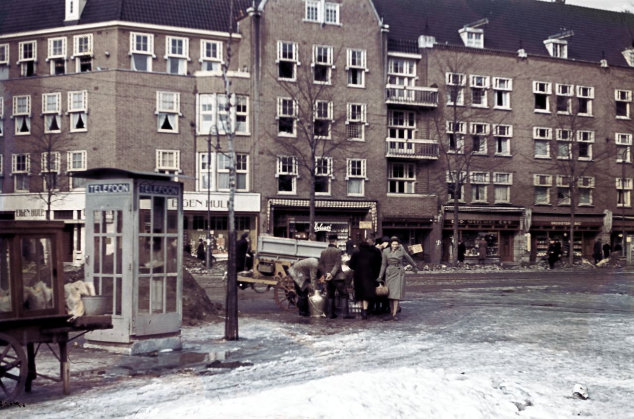 Melkdistributie in de Beethovenstraat, 19 februari 1942, op de kruising met de Euterpestraat.