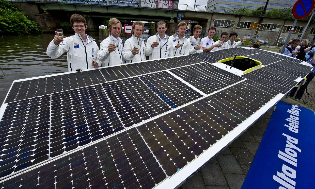 Het DeltaLloyd Solar Boat Team tijdens de onthulling van de nieuwe zonneboot door de TU Delft vorig jaar. Deze universiteit scoort van de Nederlandse universiteiten net als vorig jaar het hoogst.