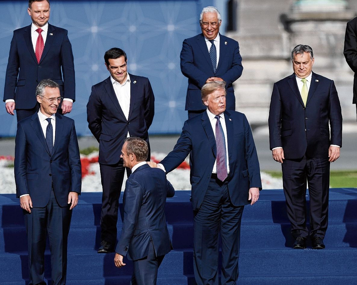 Intimiderend en jokkend zet Trump NAVO naar zijn hand 