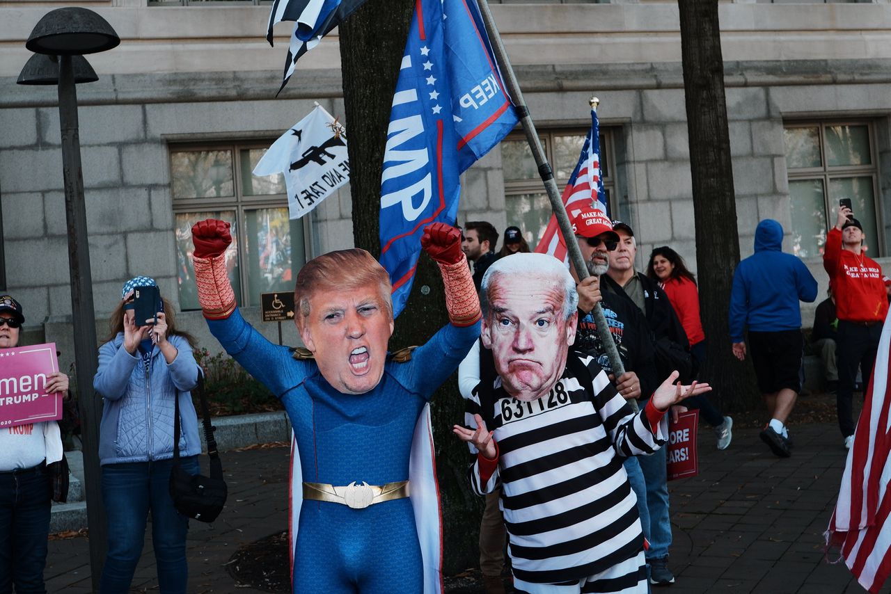 Aanhangers van Donald Trump bij een demonstratie tegen het uitroepen van Joe Biden als winnaar van de presidentsverkiezingen, in Washington DC.
