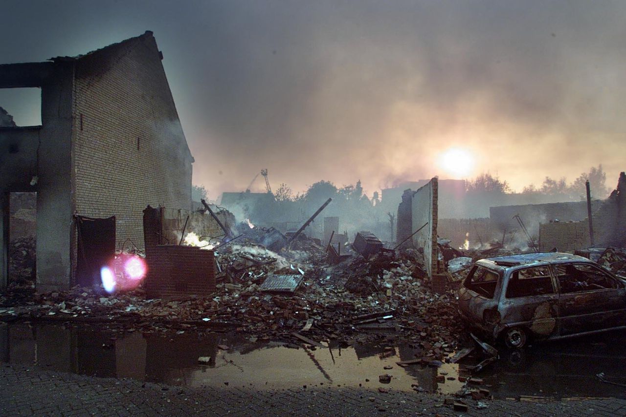 Weggevaagde en verwoeste huizen in Enschede na de vuurwerkramp in 2000.