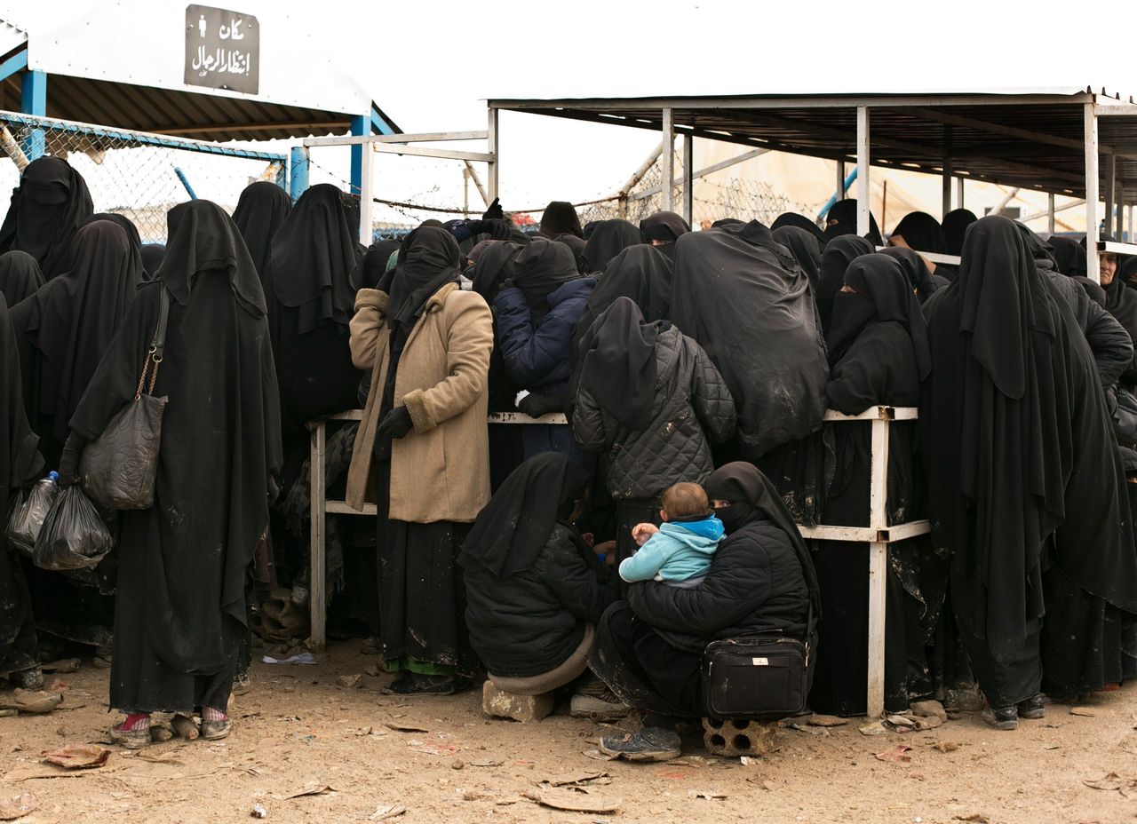 IS-vrouwen in de rij voor hulppakketten in het Koerdische opvangkamp al-Hol in het noorden van Syrië (2019).