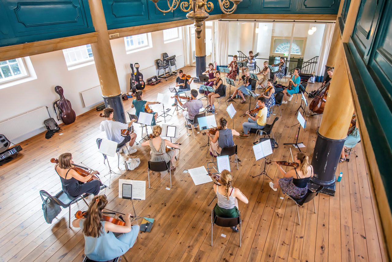Strijkersrepetitie van het EU Youth Orchestra in de Uilenburger Synagoge.