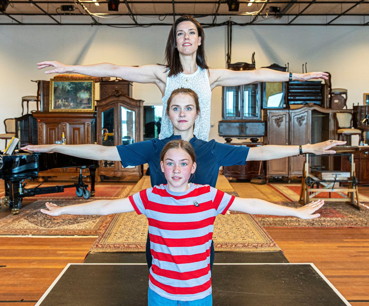 De drie actrices die Alison Bechdel spelen in de musical ‘Fun Home’: Renée van Wegberg (boven, de volwassen Alison), Dominique de Bont (studententijd), Elles van den Berg (10 jaar).