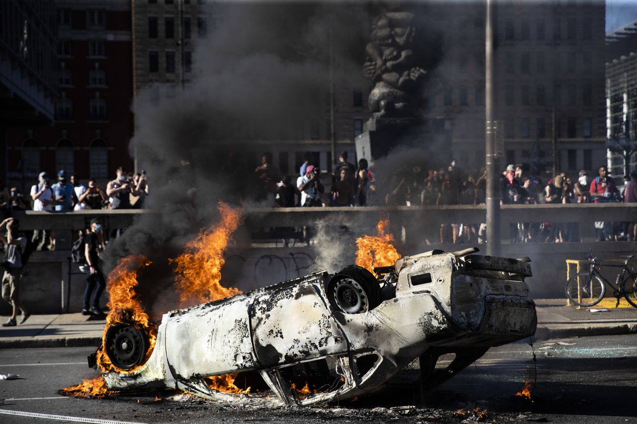 Een uitgebrande politieauto zaterdag in het centrum van Philadelphia, waar evenals in tientallen andere Amerikaanse steden werd gedemonstreerd naar aanleiding van de dood van George Floyd in Minneapolis.