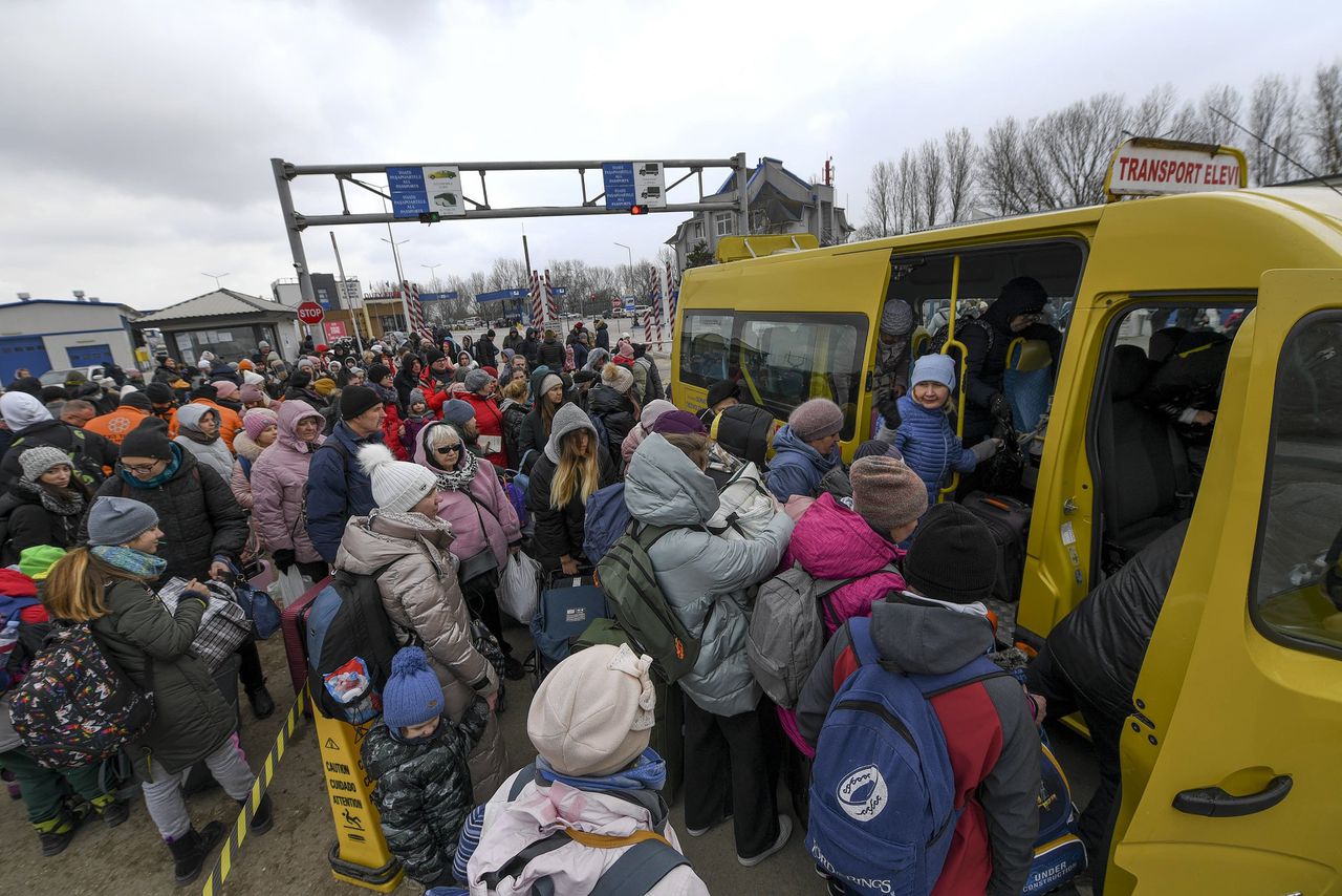 Oekraïense vluchtelingen dringen om een plaatsje in een bus in Palanca, Moldavië, vlak bij de grens met Oekraïne.