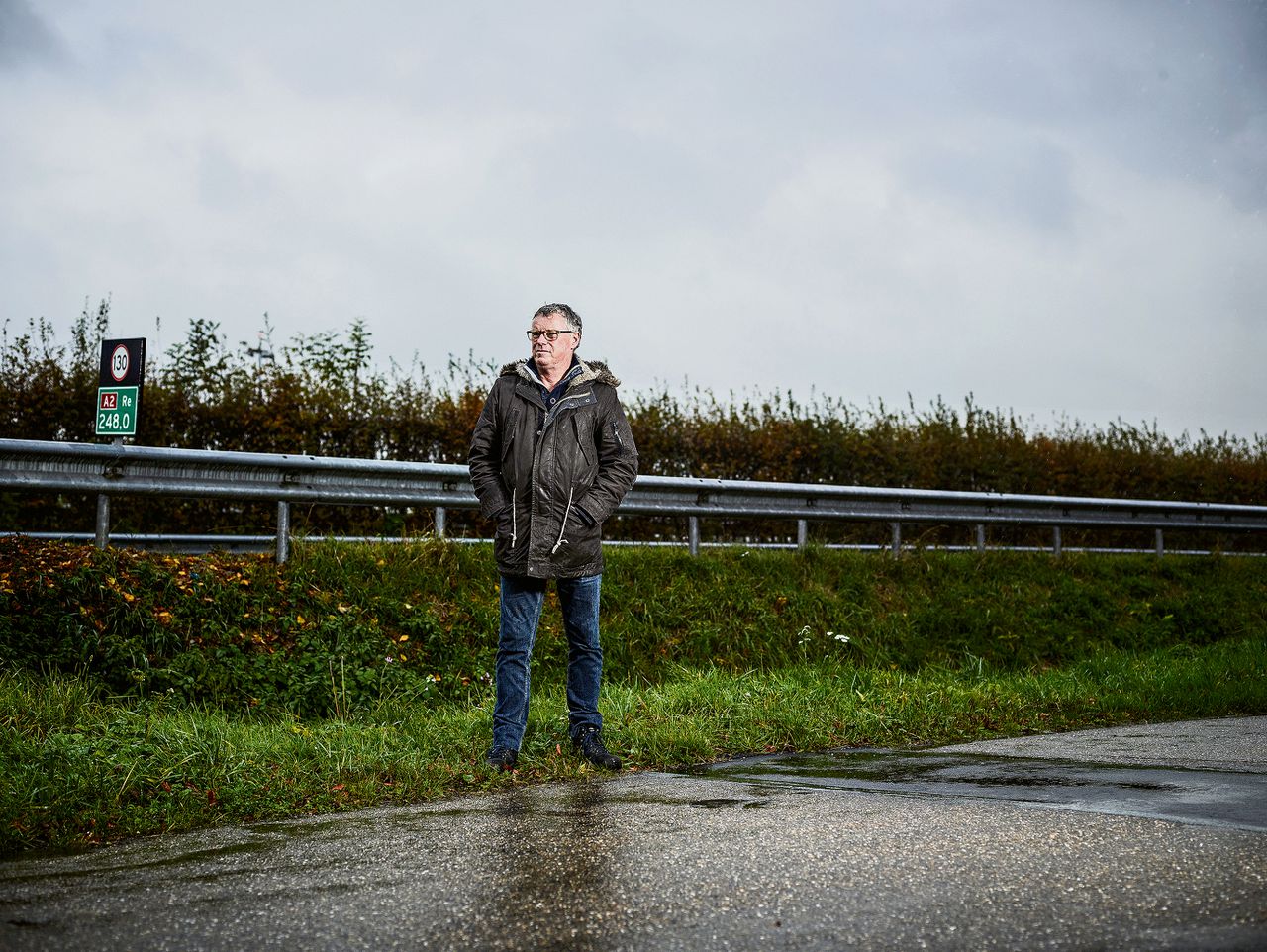 Jos Frencken op de plek op de A2 bij Meerssen waar zijn dochter anderhalf jaar geleden verongelukte door een botsing met een spookrijder.