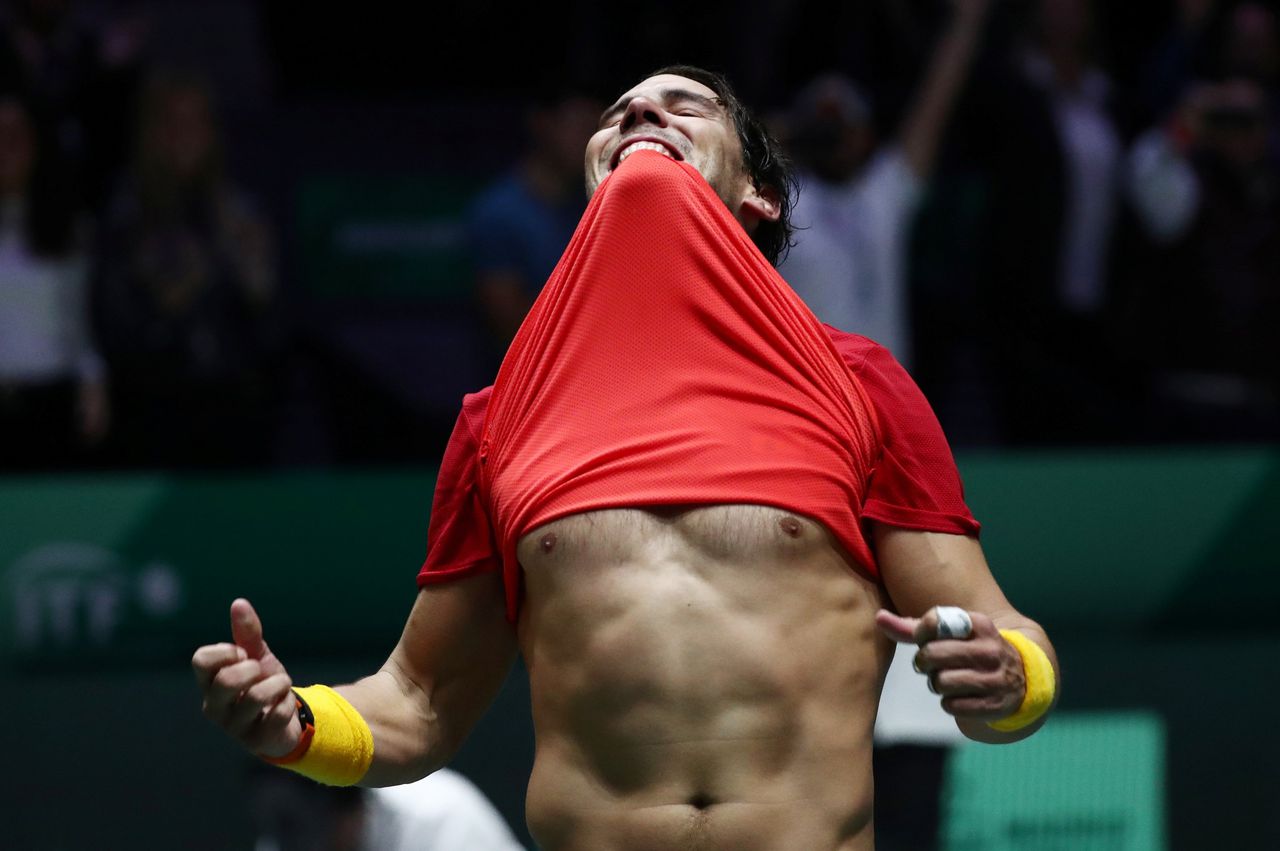 De Spaanse tennisser Rafael Nadal viert zijn overwinning in Madrid.