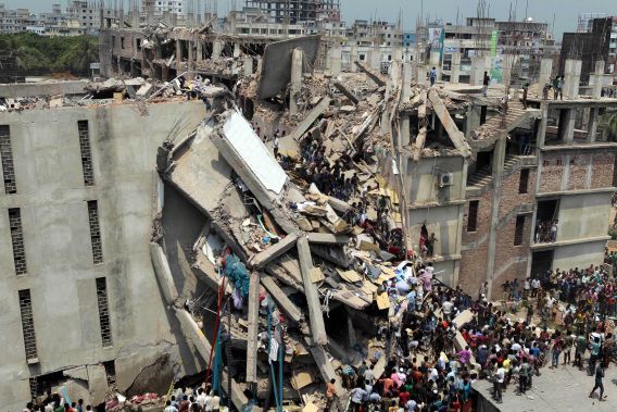 De ravage na de instorting van de fabriek in Bangladesh.