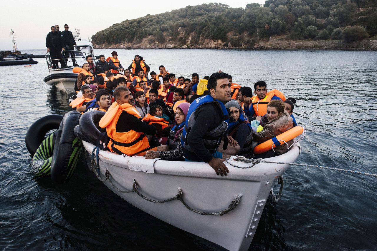 De Portugese kustwacht, onder de vlag van Frontex, begeleidt een boot met vluchtelingen na een reddingsoperatie op zee nabij het Griekse eiland Lesbos.