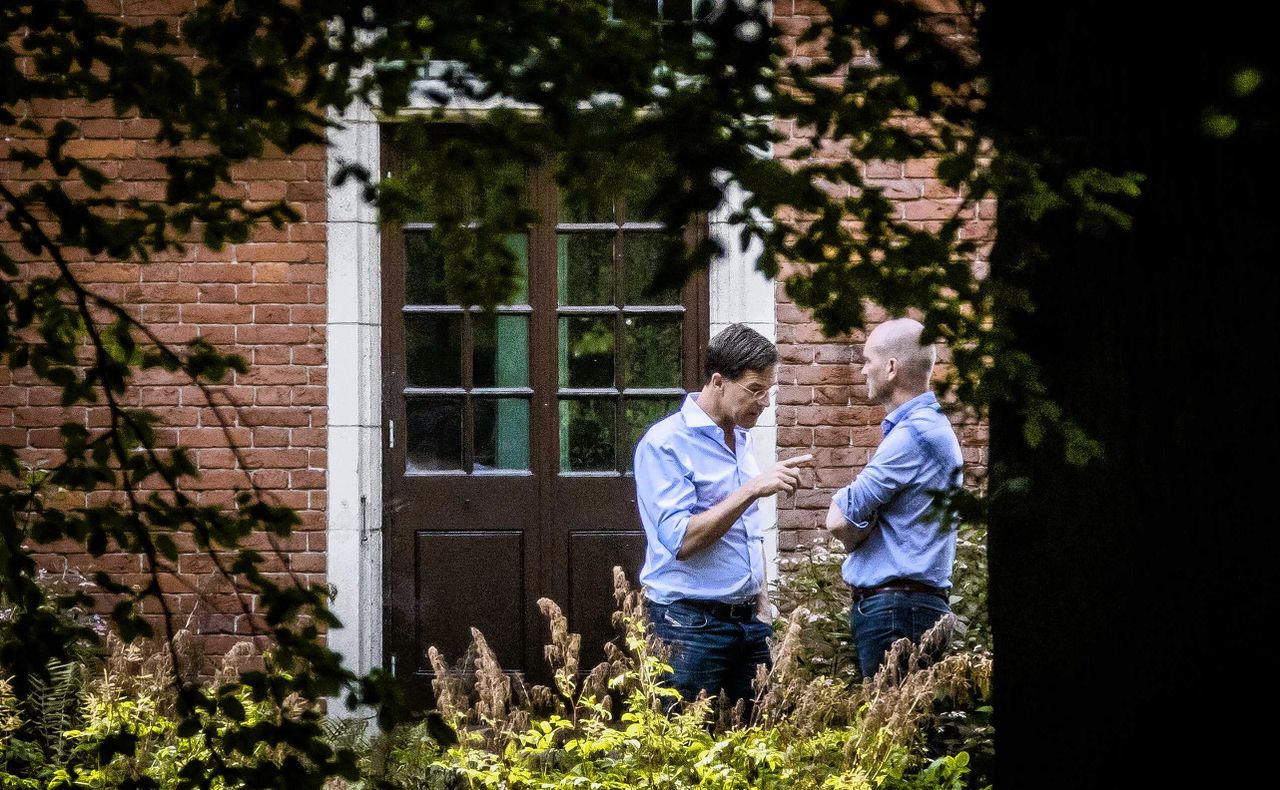 Premier Mark Rutte en Gert-Jan Segers (ChristenUnie) in de tuin van landgoed De Zwaluwenberg voor de voortgang van de formatiegesprekken. Foto Bart Maat/ANP