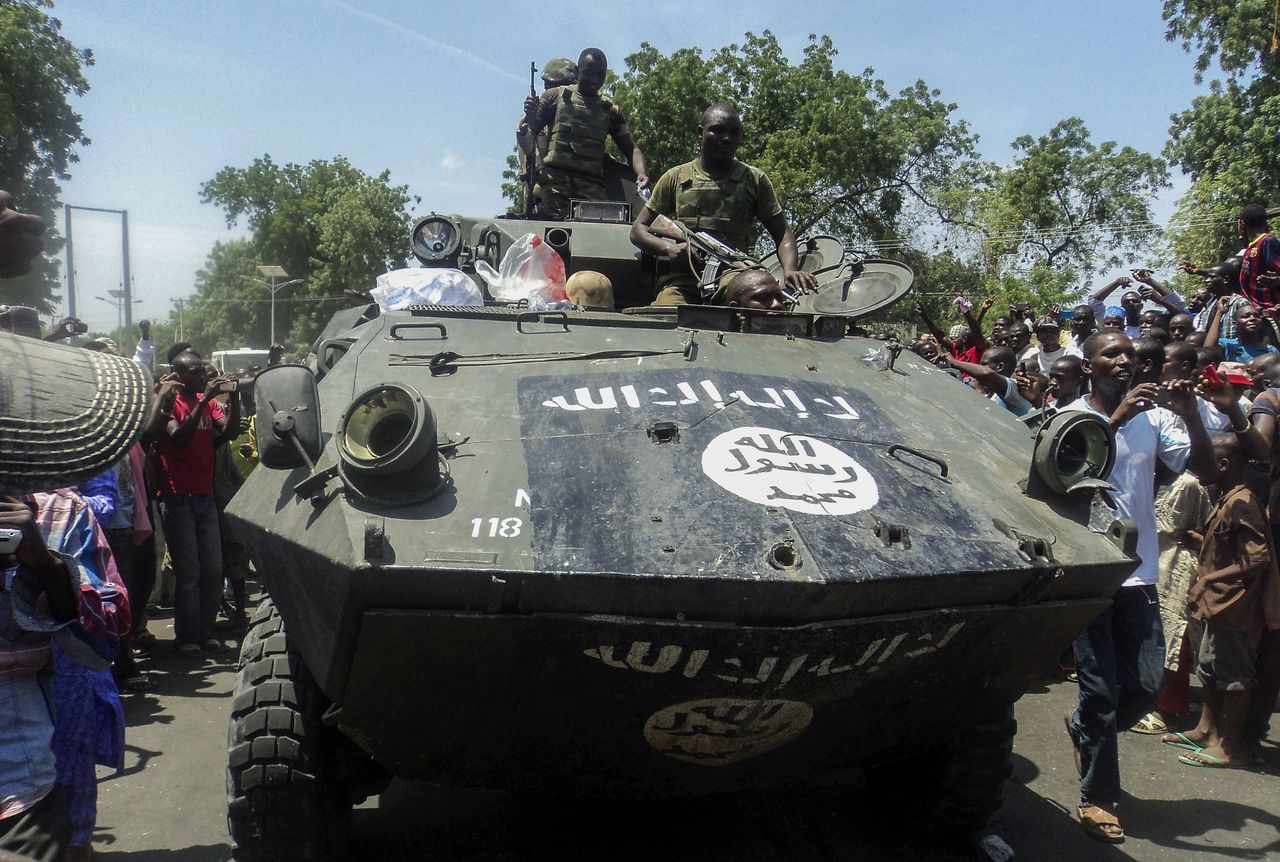 Nigeriaanse soldaten op een ingenomen gepantserd voertuig van Boko Haram in Maiduguri.