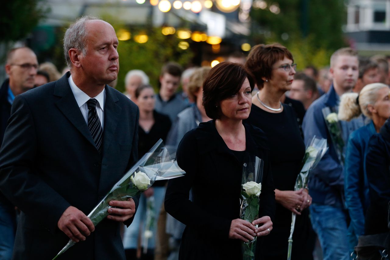 Burgemeester Hans Gerritsen (L) van Haaksbergen tijdens de stille tocht ter nagedachtenis aan de drie doden van het ongeluk met de monstertruck.