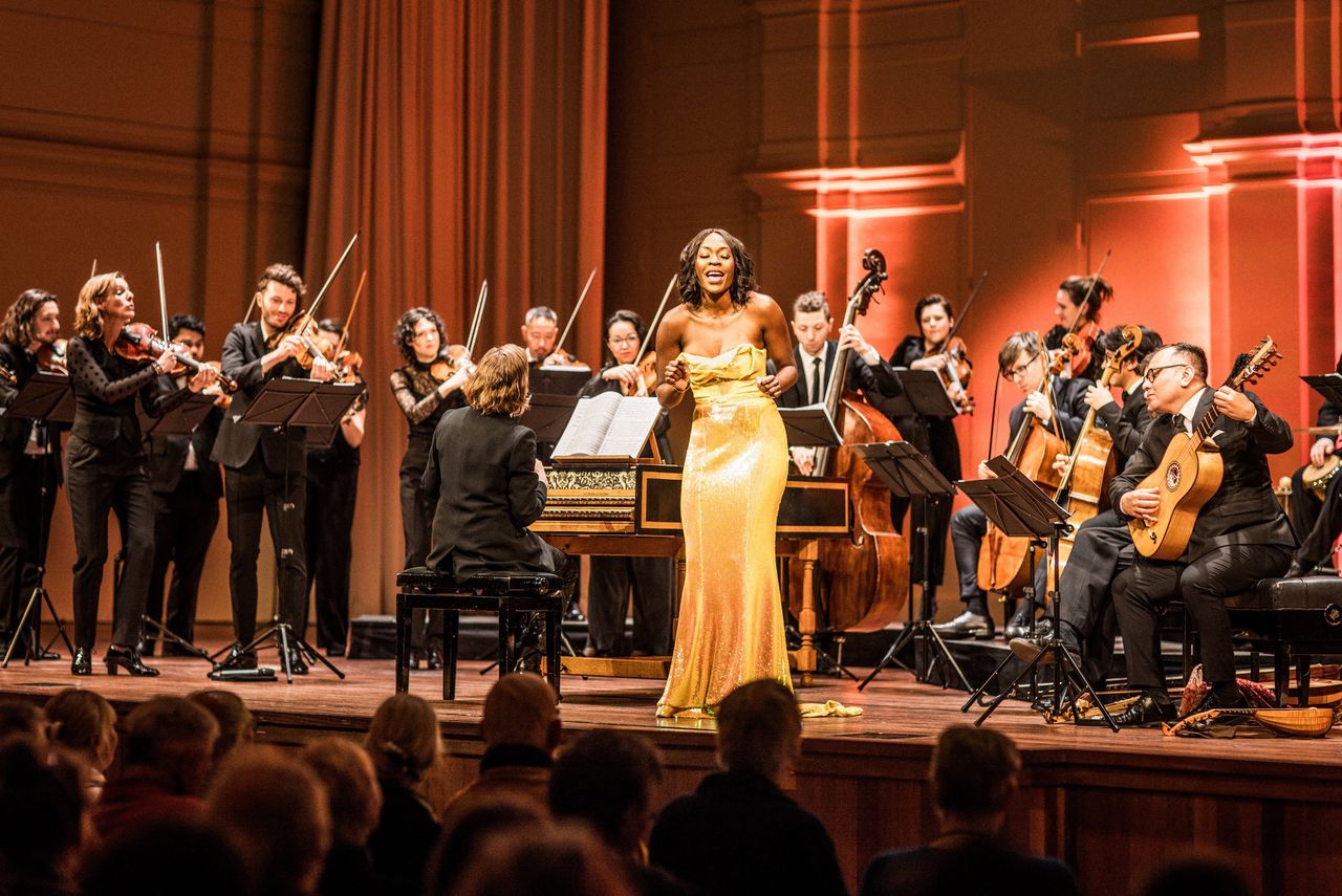 Aanstekelijk concert met Jeanine de Bique bewijst: ‘Opera en folksongs liggen heus niet zo ver uit elkaar’ 