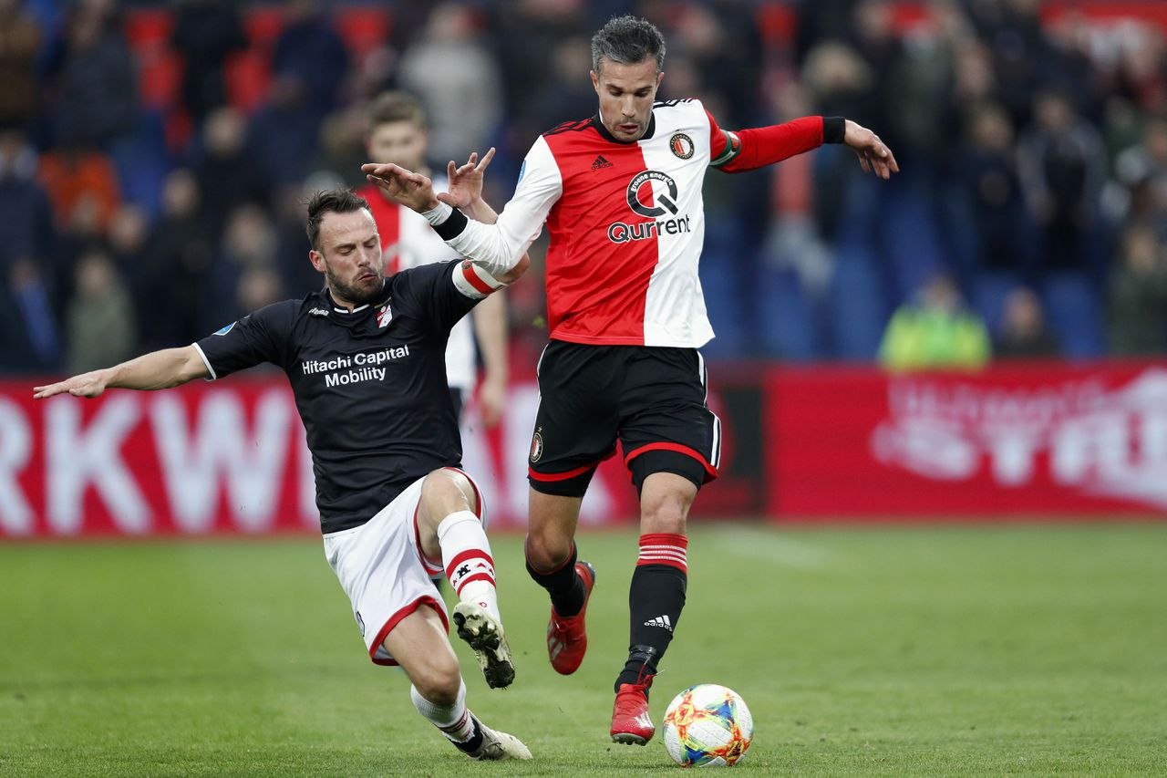 Van Persie loodst Feyenoord langs Emmen 