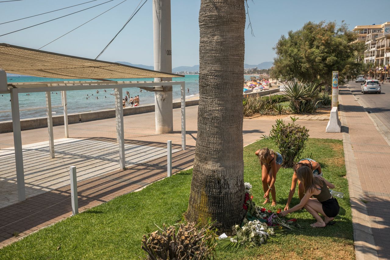 Op Mallorca is een klein geïmproviseerd rouw-monument gemaakt ter nagedachtenis aan Carlo Heuvelman.