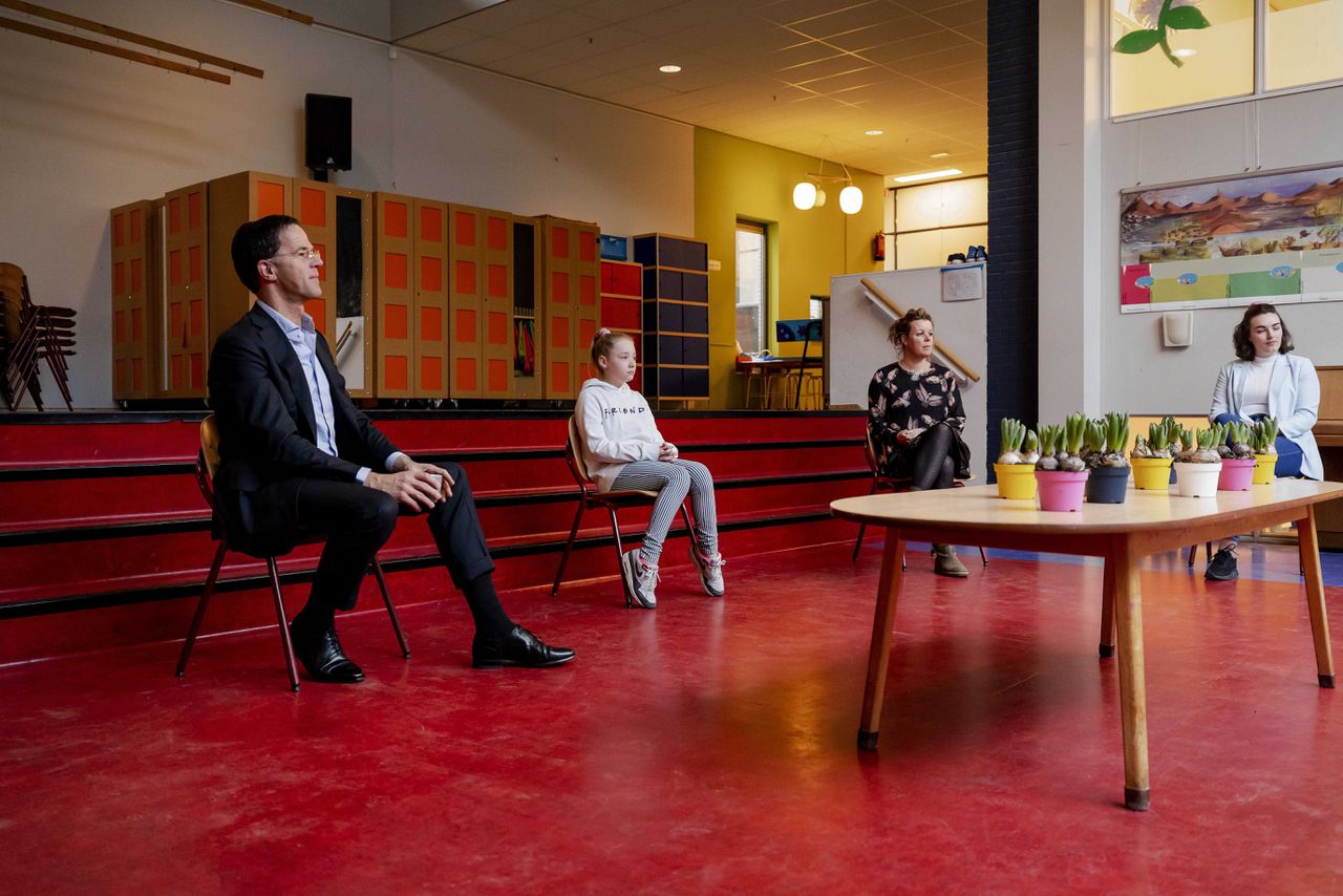 Premier Mark Rutte tijdens een kringgesprek bij de Openbare Montessorischool in Oegstgeest tijdens een werkbezoek.