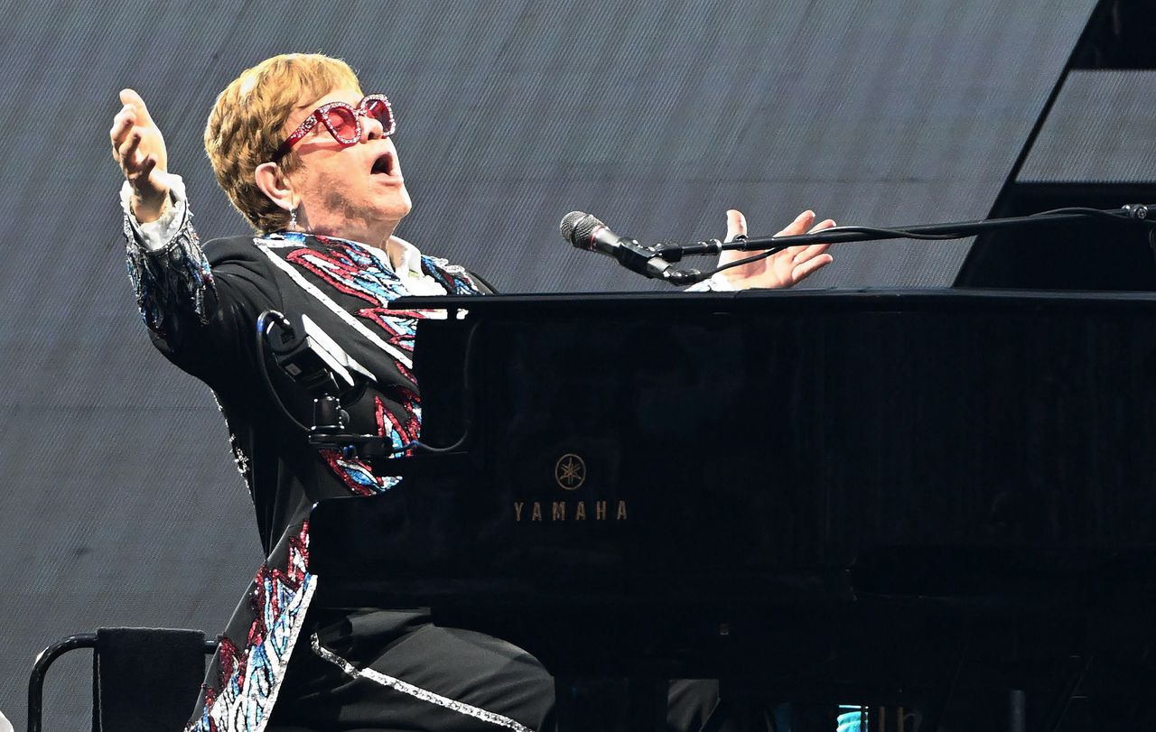 Elton John stijgt na swingend afscheidsconcert vol hits in roze badjas omhoog 