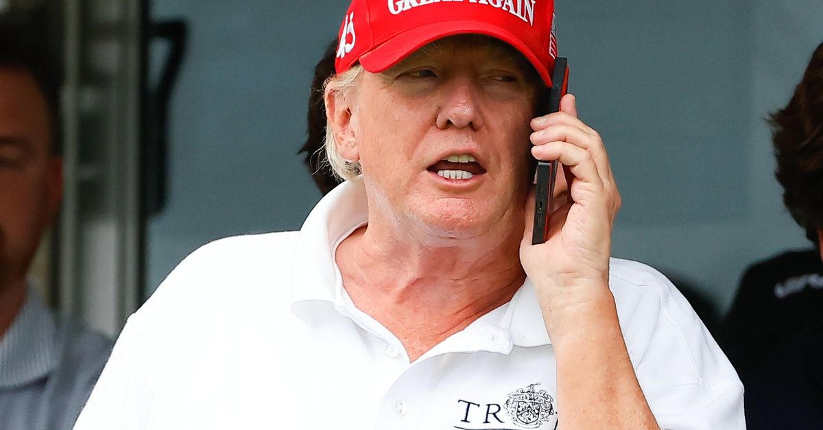 Komt de langverwachte gouden Trump-telefoon eraan? Exemplaren zouden deze week de deur uitgaan, na forse aanpassingen