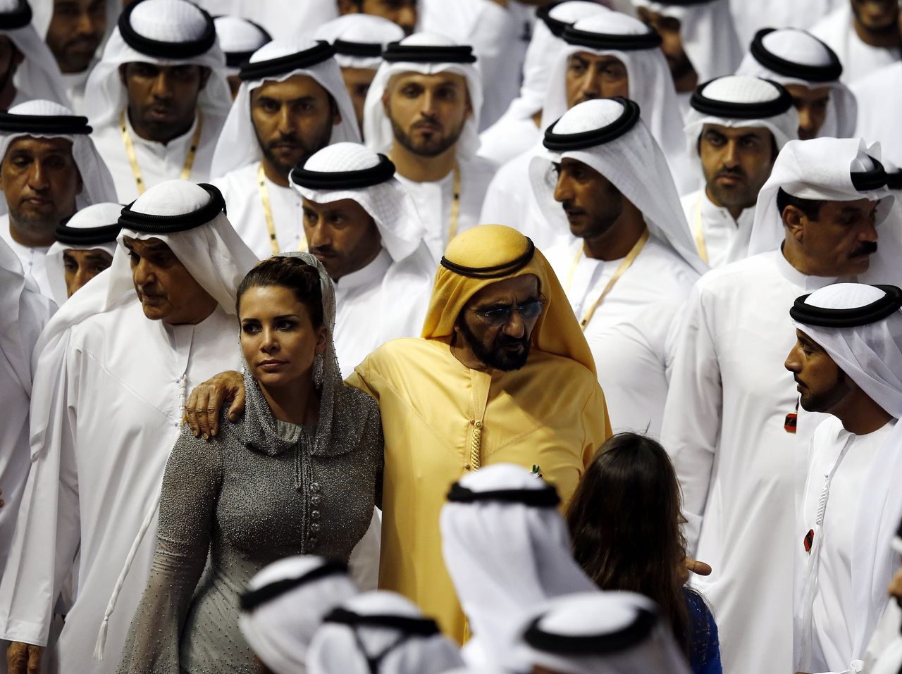 Mohammed bin Rashid Al Maktoum (in het geel) met zijn vrouw prinses Haya bint al-Hussein vertrekken na een wedstrijd in de Dubai World Cup 2016.