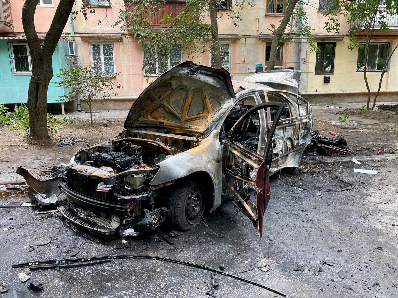 De door een explosie verwoeste auto van de pro-Russische activist Dmytro Savloetsjenko, die bij de aanslag omkwam, op een foto van het aan het Kremlin gelieerde medium Spoetnik.