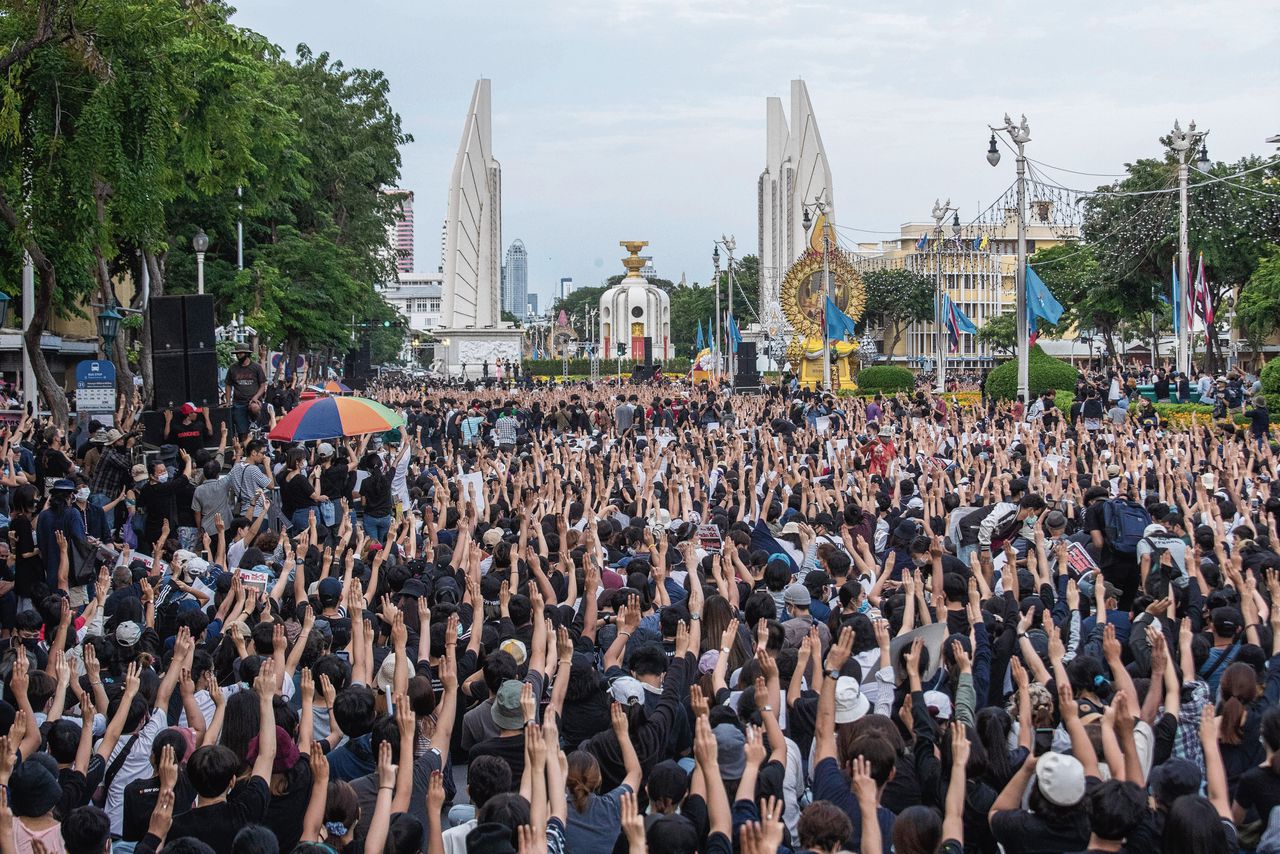 Thaise studenten protesteren zondag in Bangkok tegen de rol van het koningshuis en tegen de regering.