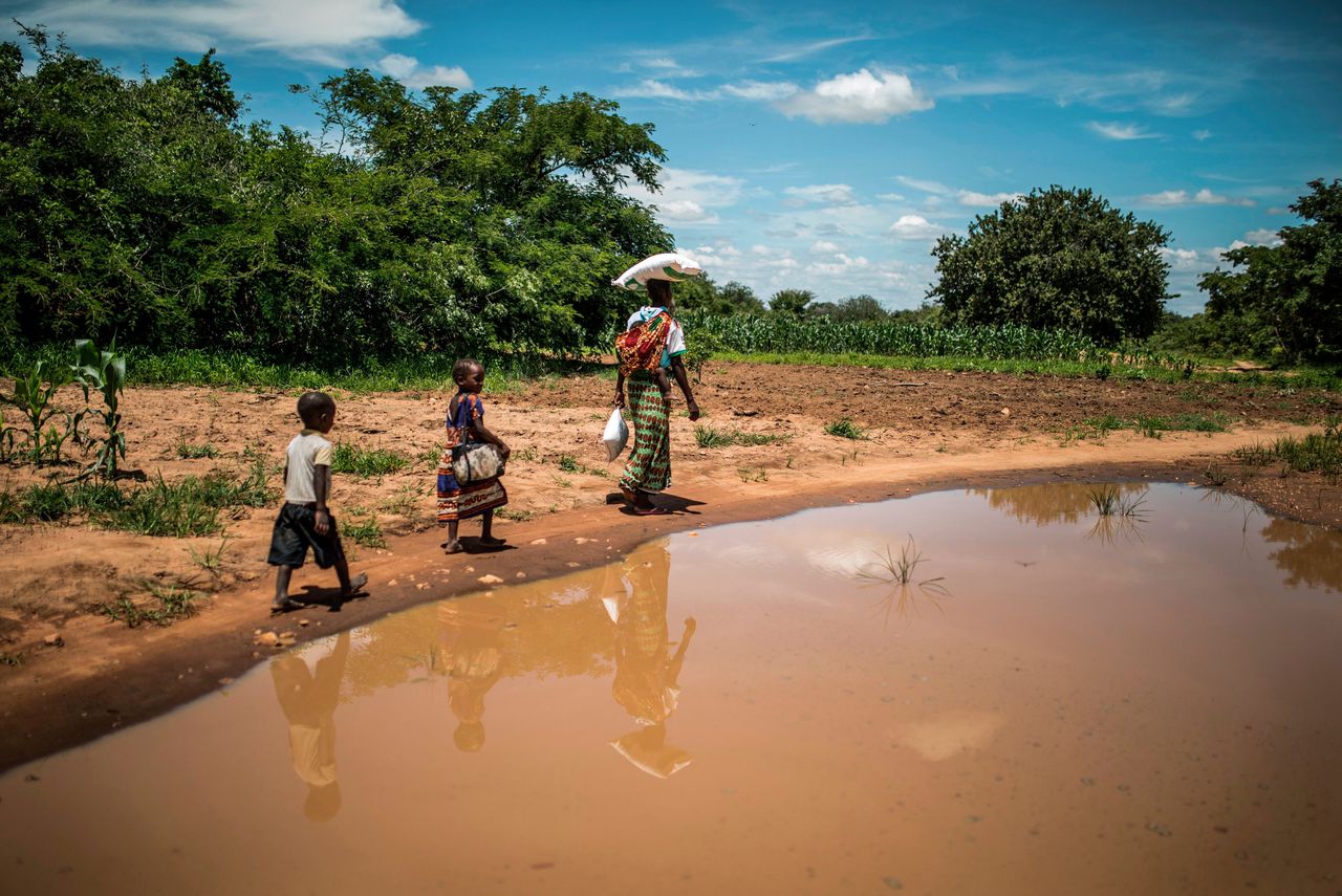 Een vrouw en haar kinderen in Zambia.