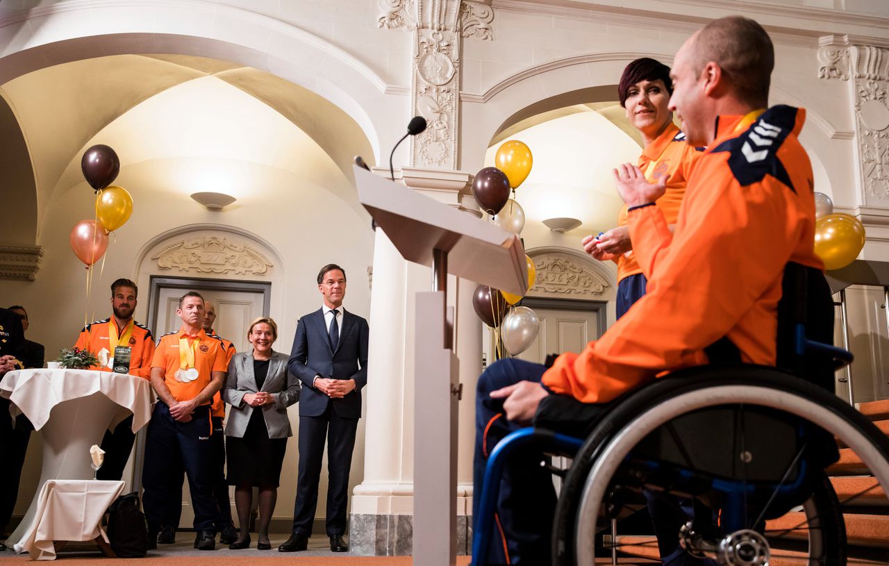 Premier Rutte en Defensieminister Bijleveld met Nederlandse deelnemers van de Invictus Games voor (oud-)militairen met psychische en fysieke klachten.