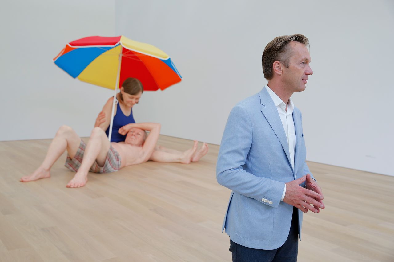 Wim Pijbes bij een werk van Ron Mueck tijdens de opening van Museum Voorlinden.