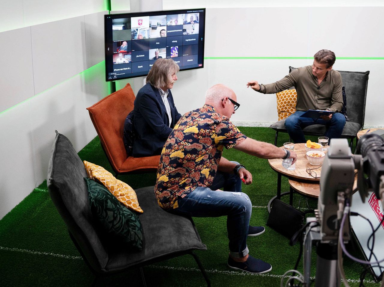 René van der Gijp, Johan Derksen en Wilfred Genee van het programma Veronica Inside, tijdens een online uitzending voor de businessclub van FC Twente.