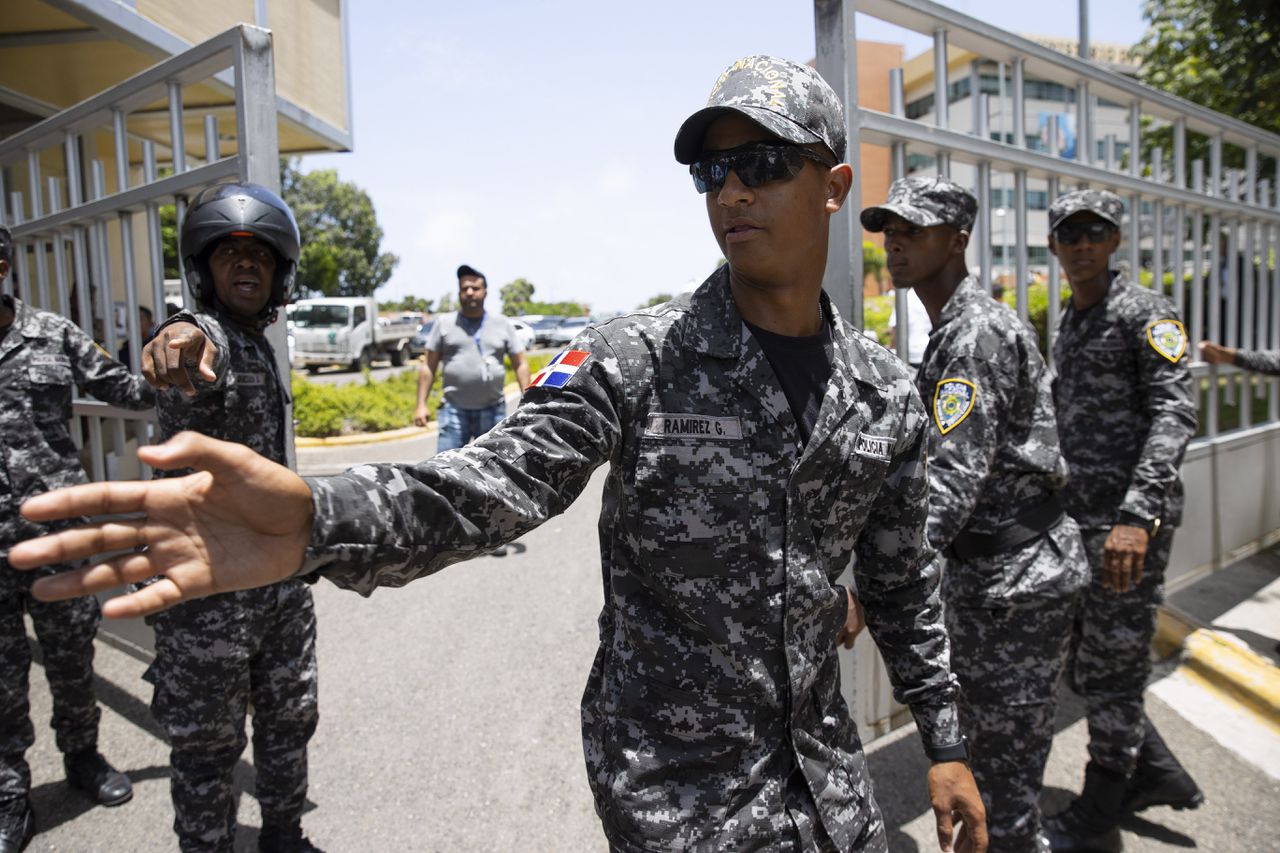 Dominicaanse veiligheidstroepen bewaken het ministerei van Milieu in de hoofdstad Santo Domingo.