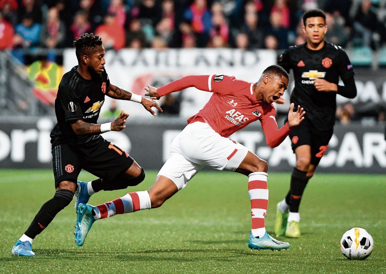 Manchester United-middenvelder Fred (links) in duel met AZ-aanvaller Myron Boadu.