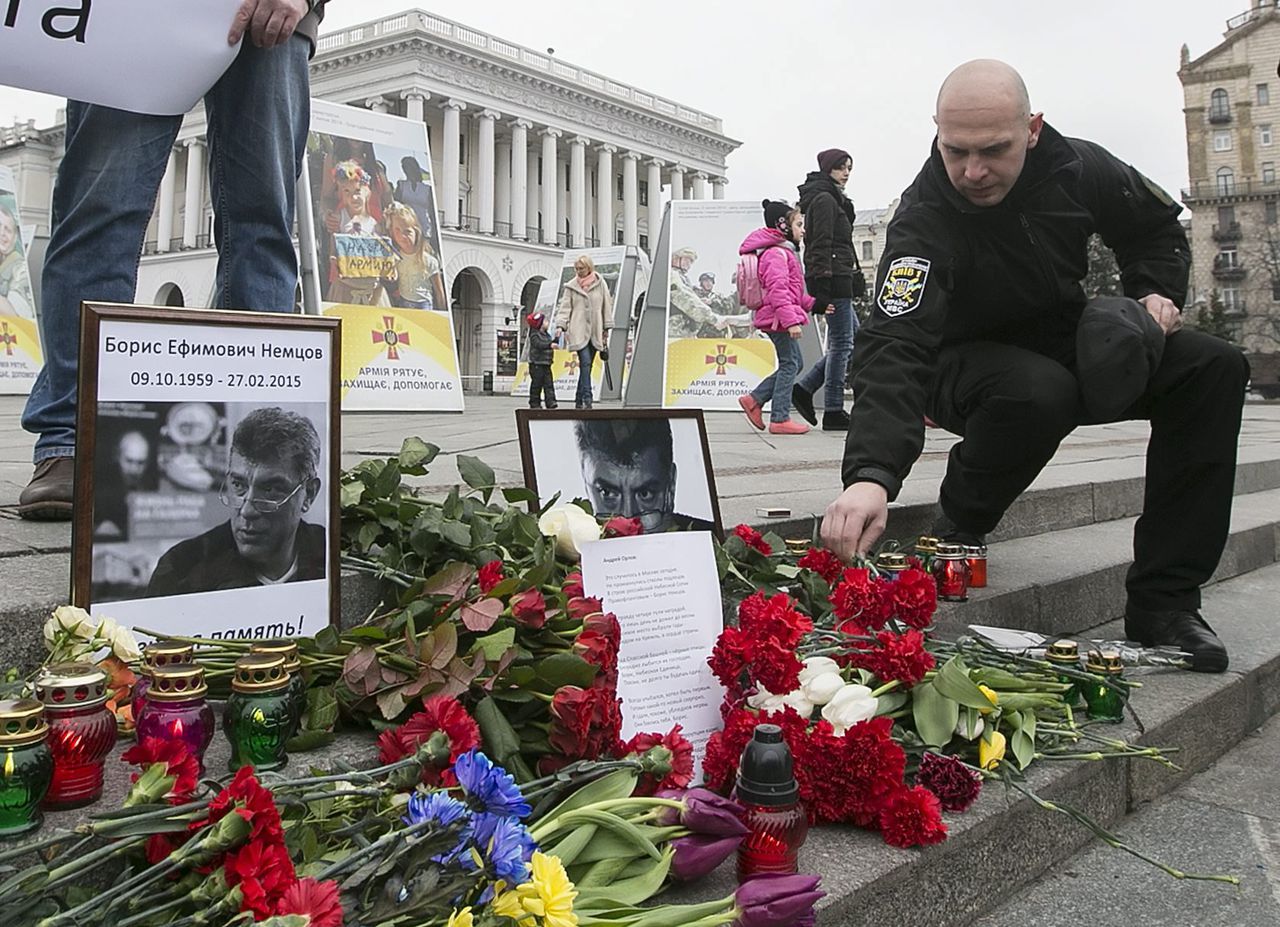 Oekraïners leggen in Kiev bloemen neer om Nemtsov te herdenken.