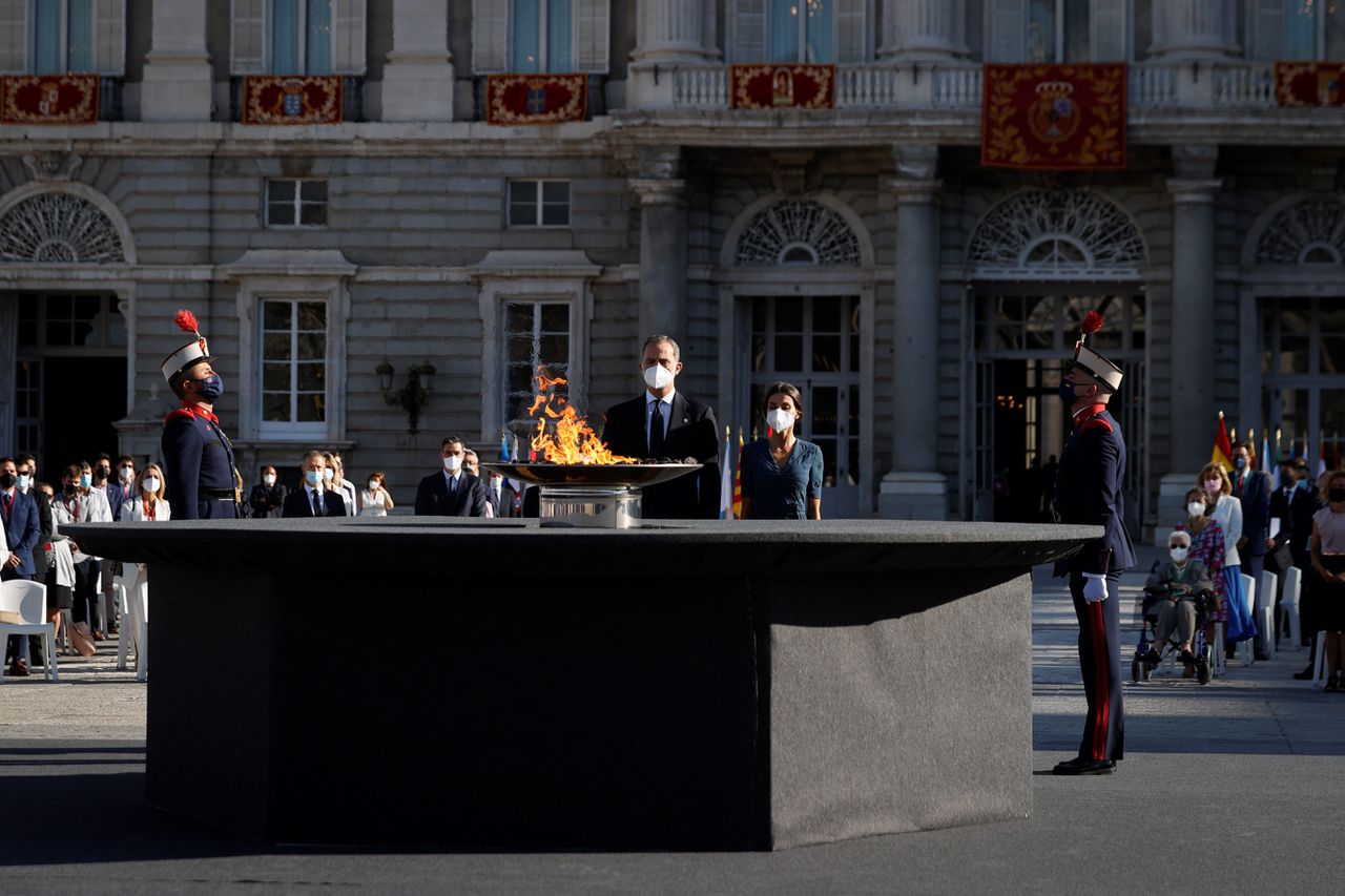 Koning Felipe VI en koningin Letizia bij de ceremonie in Spanje voor slachtoffers van het coronavirus.